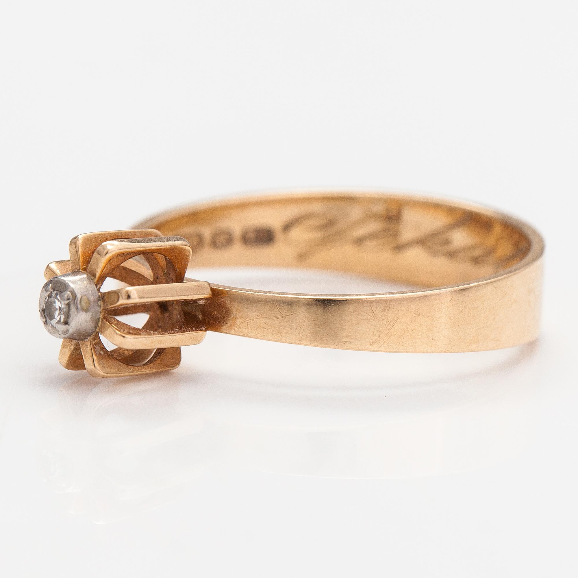 Elis Kauppi, A 14K gold ring with a ca. 0.01 ct diamond. Kupittaan kulta, Turku 1972.