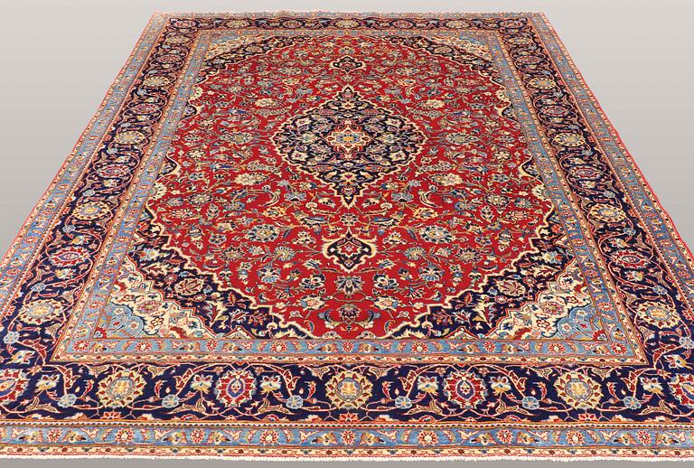 A CARPET, Kashan, ca 332 x 232 cm.