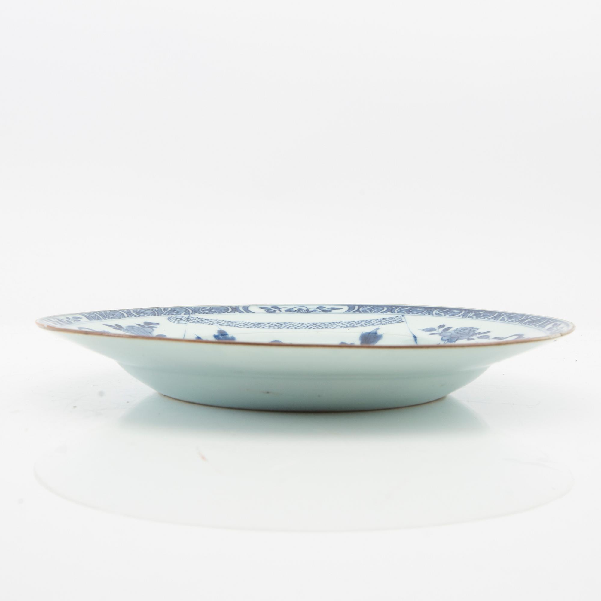 Fat, 2 pieces of 18th-century Chinese porcelain.