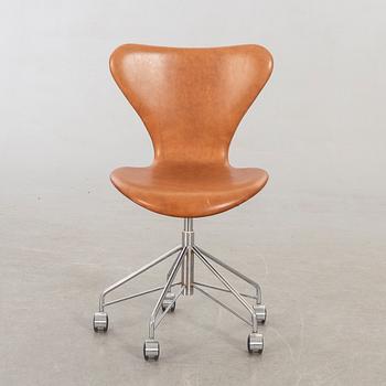 Arne Jacobsen, a "Sjuan" office chair.