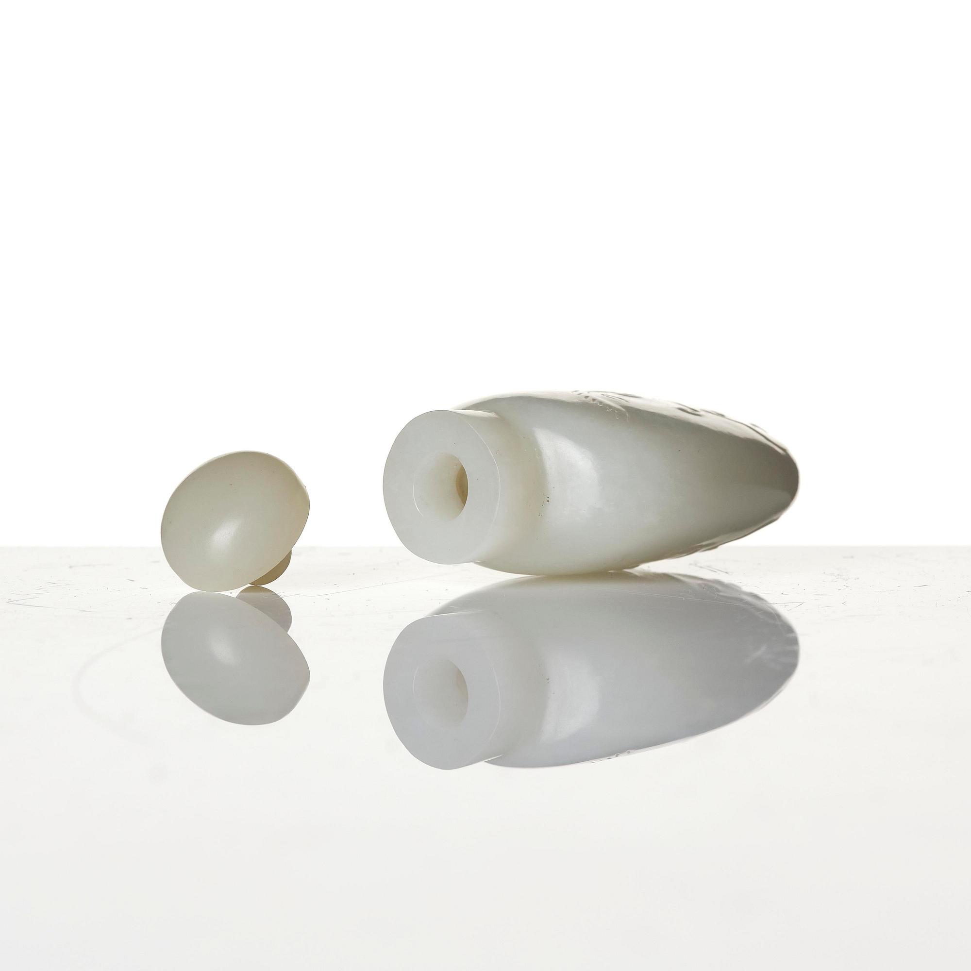 A white nephrite snuff bottle with stopper, Qing dynasty (1644-1912).