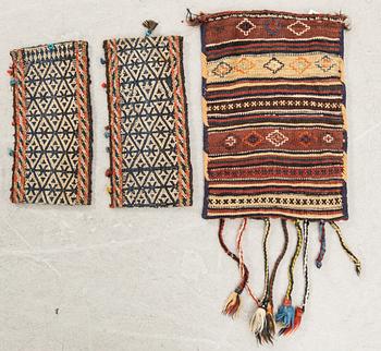 Påsar/Väskor 3 st Kashgai (varav ett par är barnkuddar) semiantika ca 38x18 cm och 46x32 cm (utan tofsar).