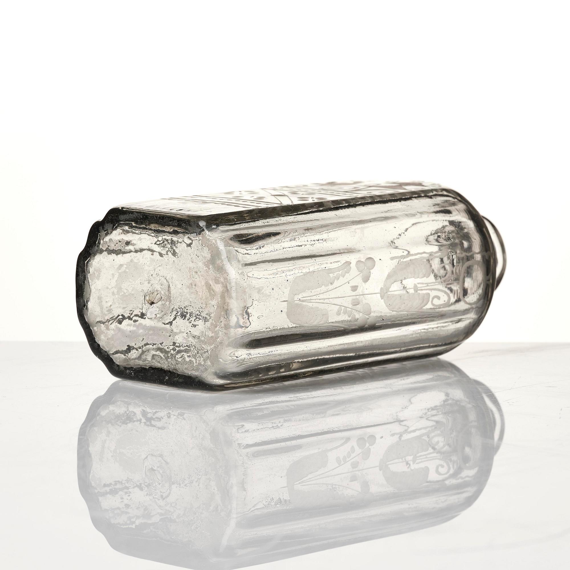 Flaska, glas. Troligen Skånska glasbruket, 1700-tal.