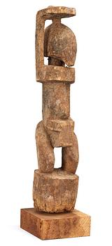 1119. FETISCH. Trä. Tellem/Dogon-stammen. Mali 1800-talets mitt - andra hälft. Höjd 30,5 cm.