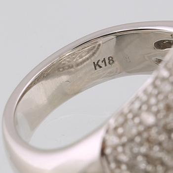 RING, 18K vitguld med 259 briljantslipade diamanter, 3.50 ct. Vikt 11,3 gram.