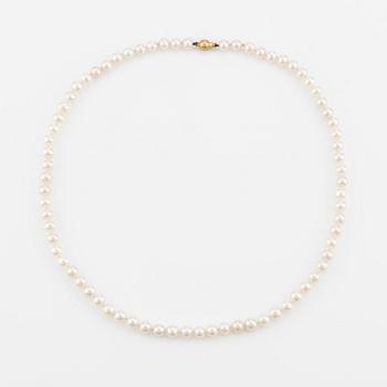 Pearl necklace, cultured pearls, 18K gold clasp.