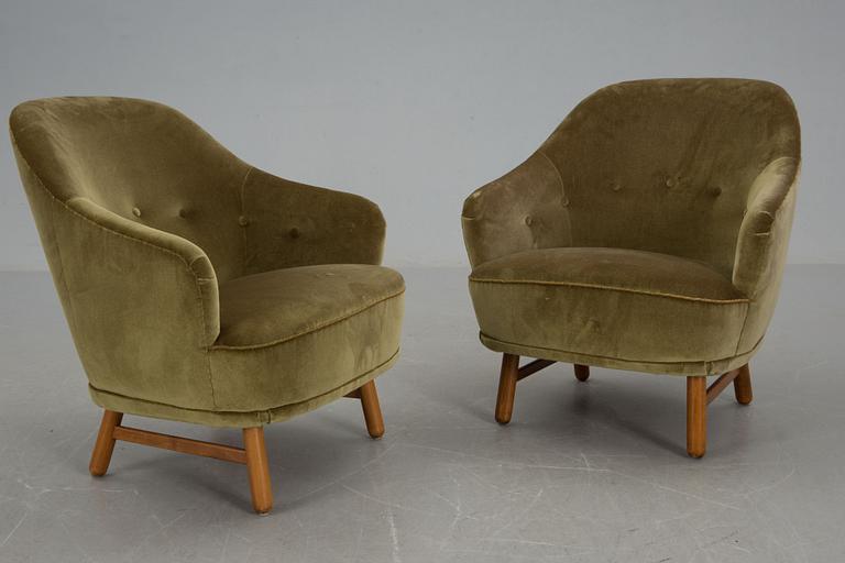 FÅTÖLJER, ett par, 1900-talets mitt, etikettmärkta Maurs möbler, Växjö.