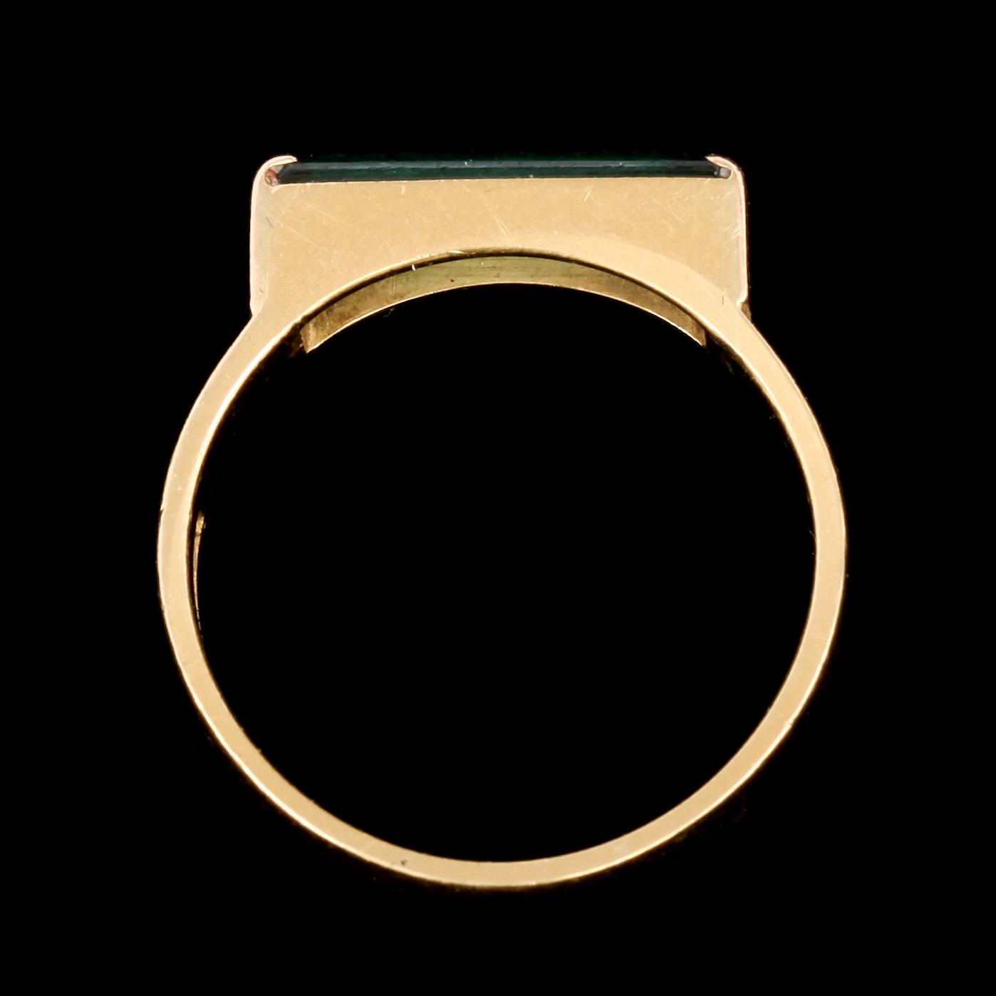 RING, 18k guld, med fasettslipad grön sten Wiwen Nilsson Lund, samt ÖRHÄNGEN, ett par med droppformad grön sten.