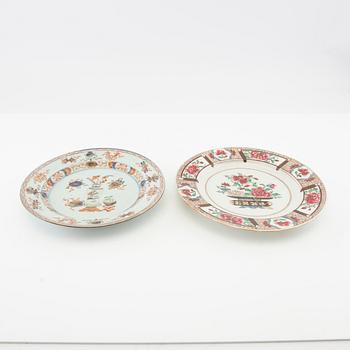 Tallrikar 2 st Kangxi (1662-1722) och Yongzheng (1723-35) porslin.
