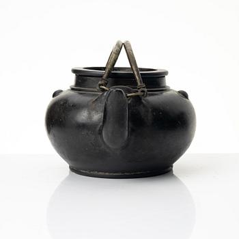 A dark yixing teapot, late Qing dynasty / early 20th century.