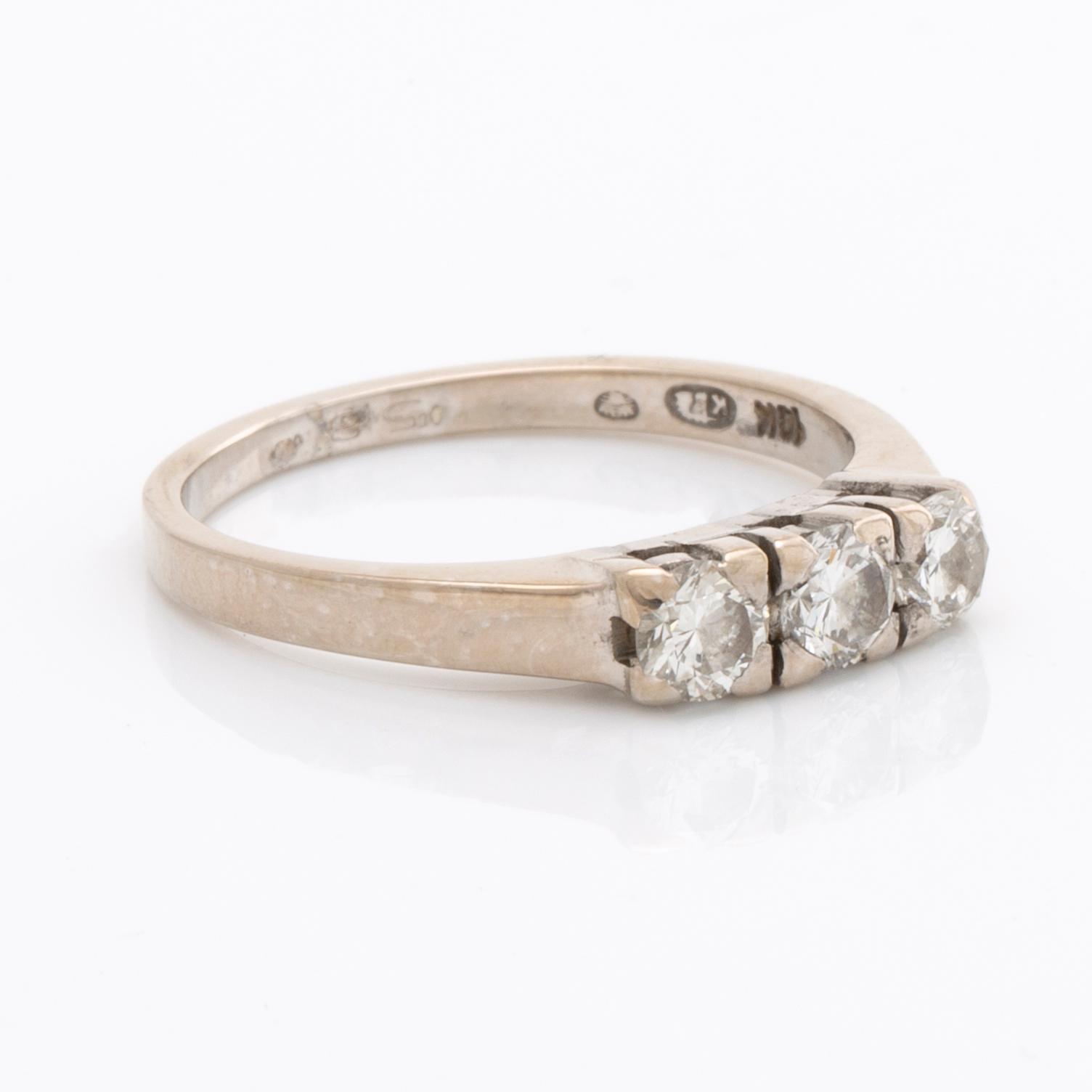 RING 18K whitegold 3 brilliant-cut diamonds 0,58 ct in total inscribed.