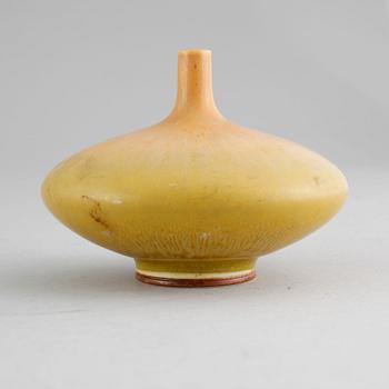 BERNDT FRIBERG, miniatyrvas, stengods, Gustavsberg, signerad, studiohanden, omkring 1900-talets mitt.