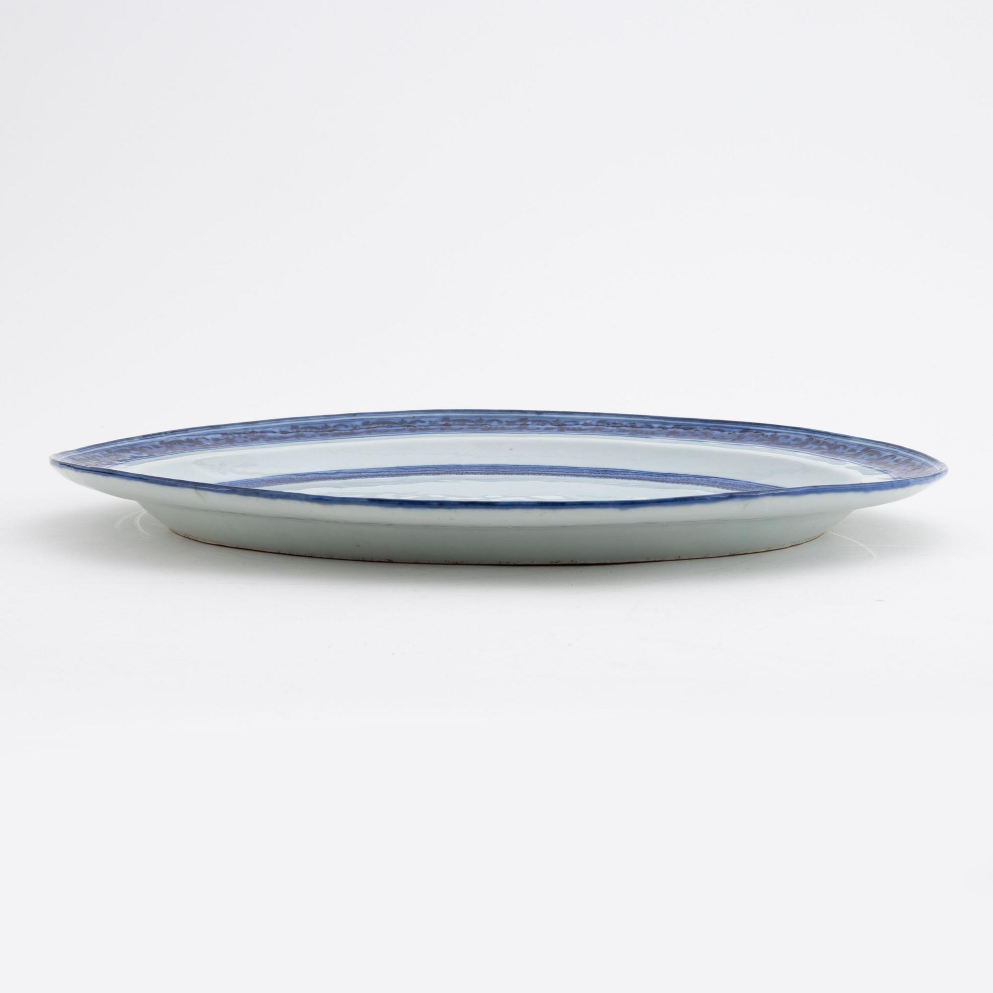A blue and white serving dish, Qing dynasty, Jiaqing (1796-1820).