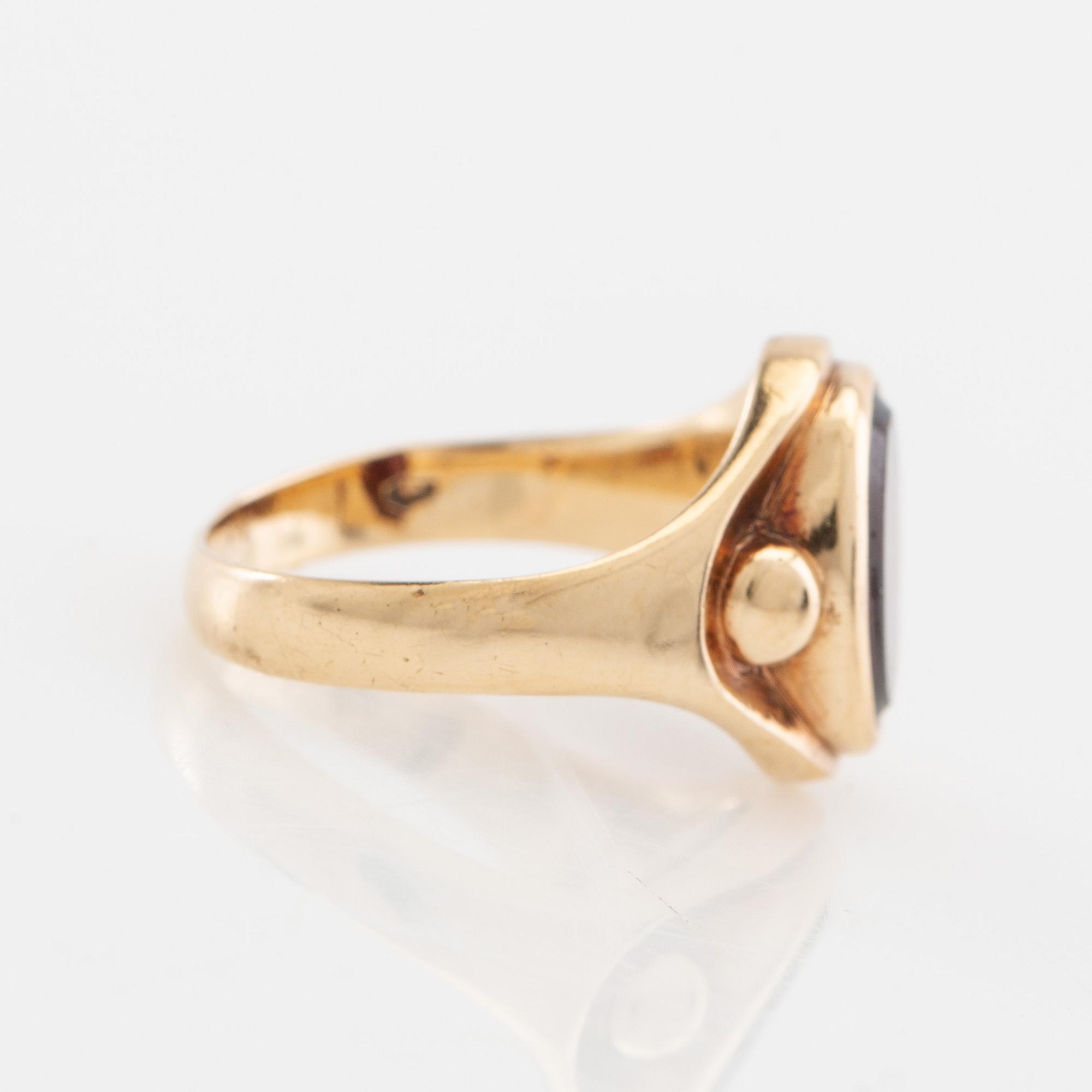 Ring 18K guld med en ovalt slipad granat.