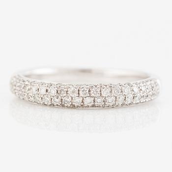 Ring, 18K white gold with small brilliant-cut diamonds.