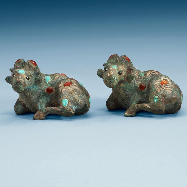 FIGURINER/VIKTER, två stycken, brons. Arkaiserande, Kina.