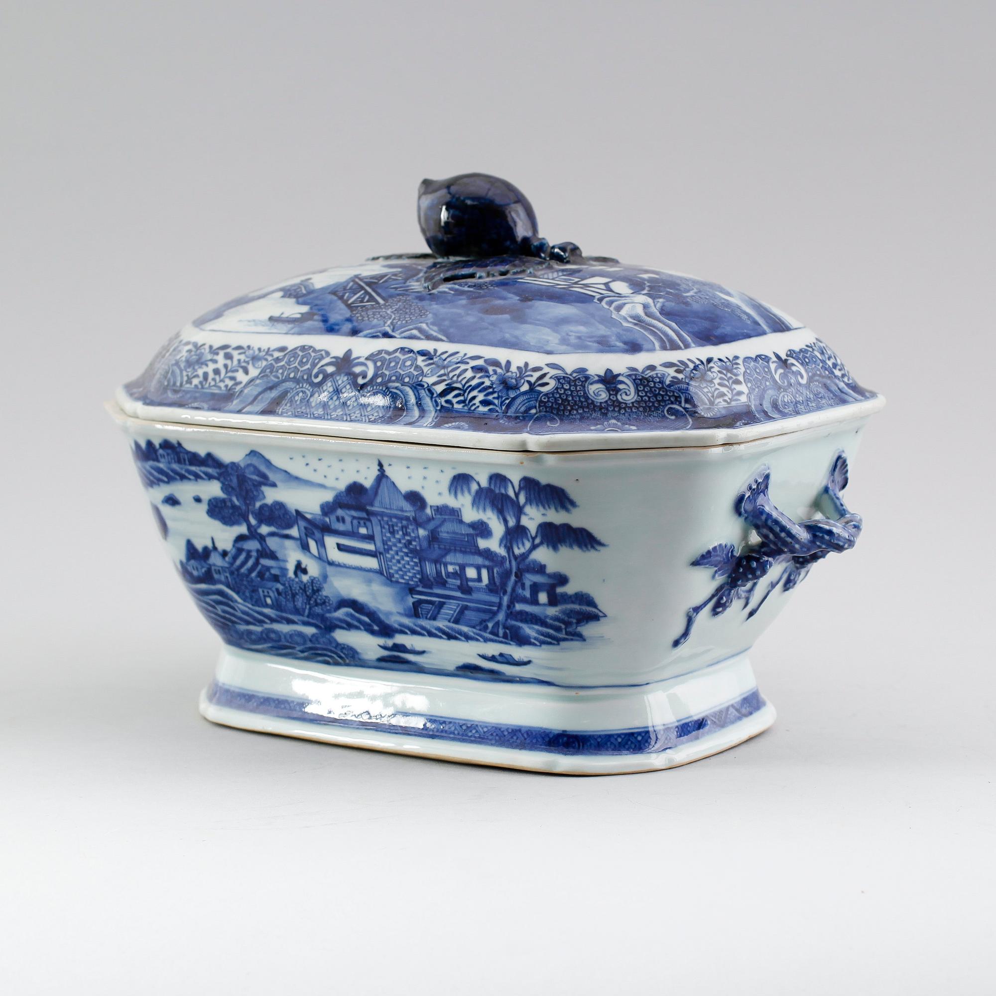 TERRIN MED LOCK, porslin, Kina, 1700/1800-tal.