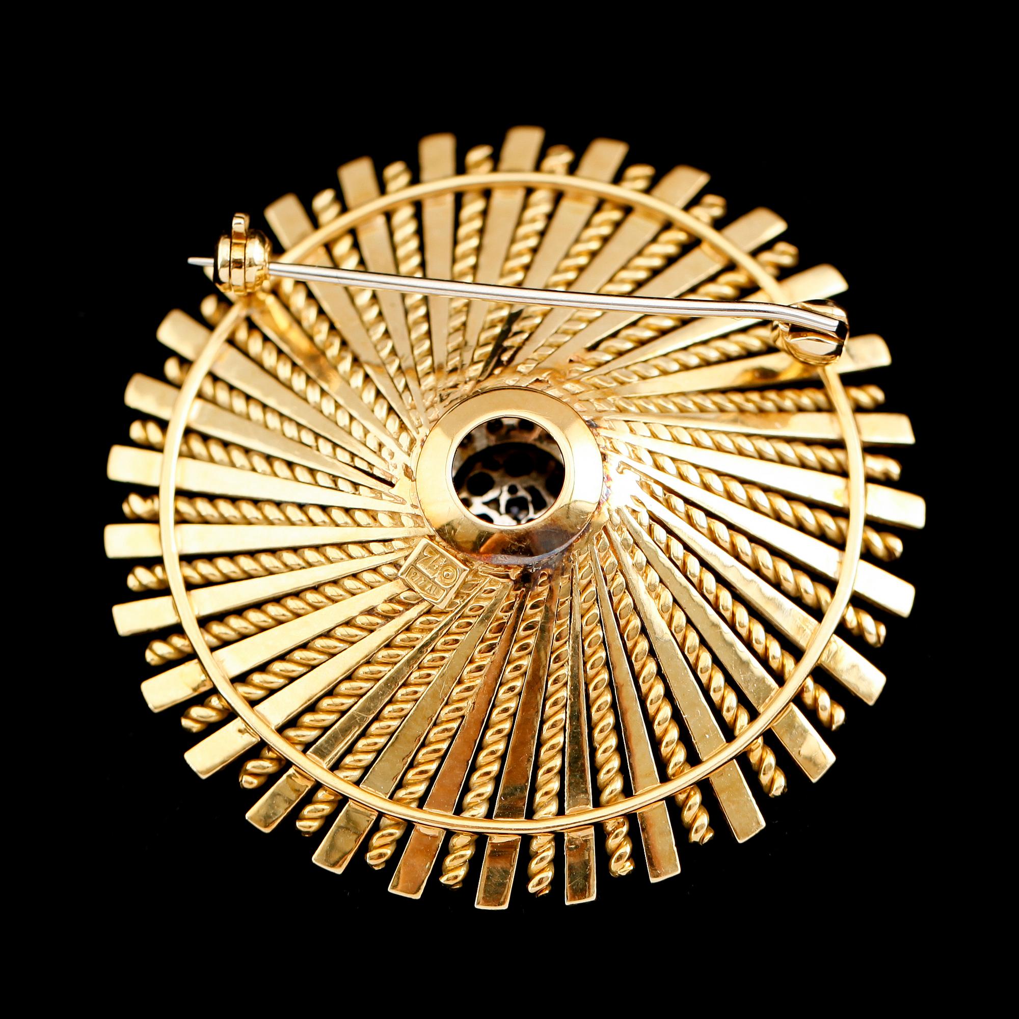 BROSCH, 18 k guld med briljantslipade diamanter samt safir. Total vikt ca 24 gram.