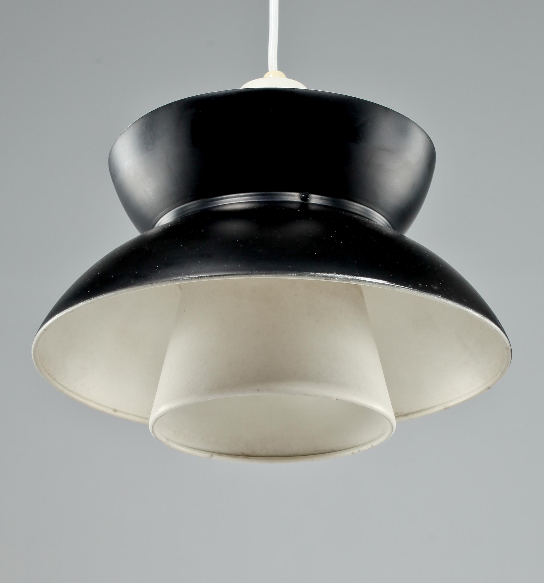 TAKLAMPA, "Søværnspendel", 1900-talets andra hälft. Höjd 23 cm.
