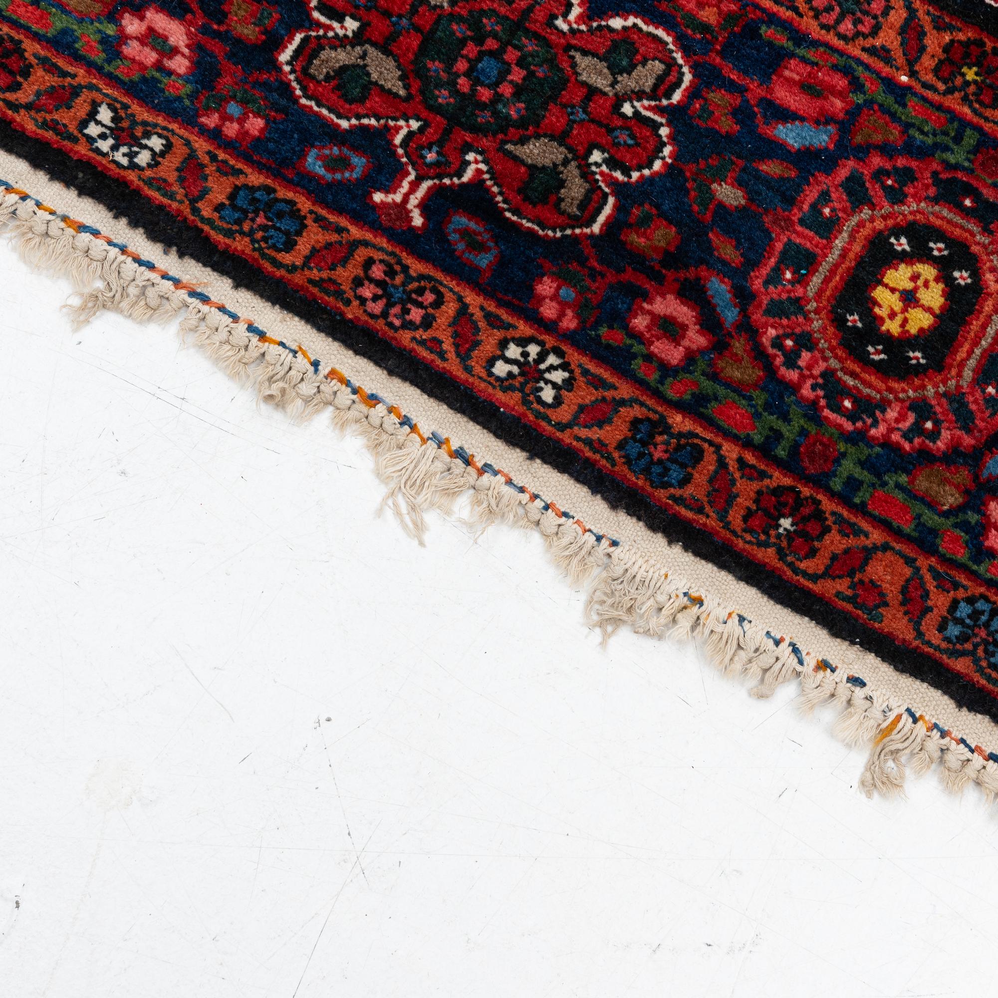 Carpet, Bakhtiari. approx. 333 x 210 cm.