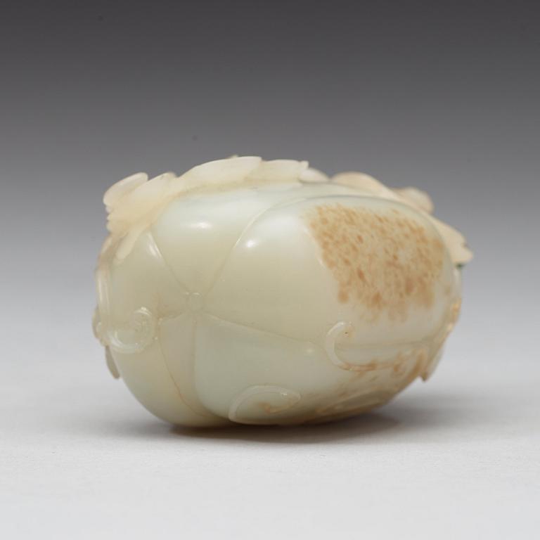 A nephrite snuff bottle with stopper in the shape of a melon, Qing dynasty (1644-1912).