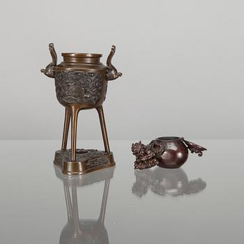 RÖKELSEKAR och BLÄCKHORN, brons, Kina, sekelskiftet 1800/ 1900.
