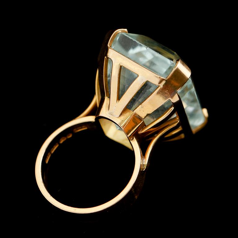 RING, 18 k, guld, stor fasetterad akvamarin ca 54 ct svenska stämplar BAG, Stockholm, 1988.