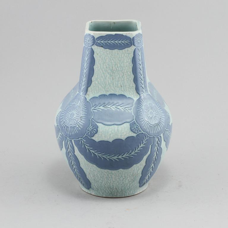 VAS, stengods, sgrafitto, Josef Ekberg, Gustafsberg, signerad och daterad 1919.