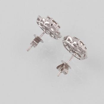ÖRHÄNGEN, 18K vitguld med briljant och baguetteslipade diamanter ca 0.67 ct. Vikt 3,1 gram.