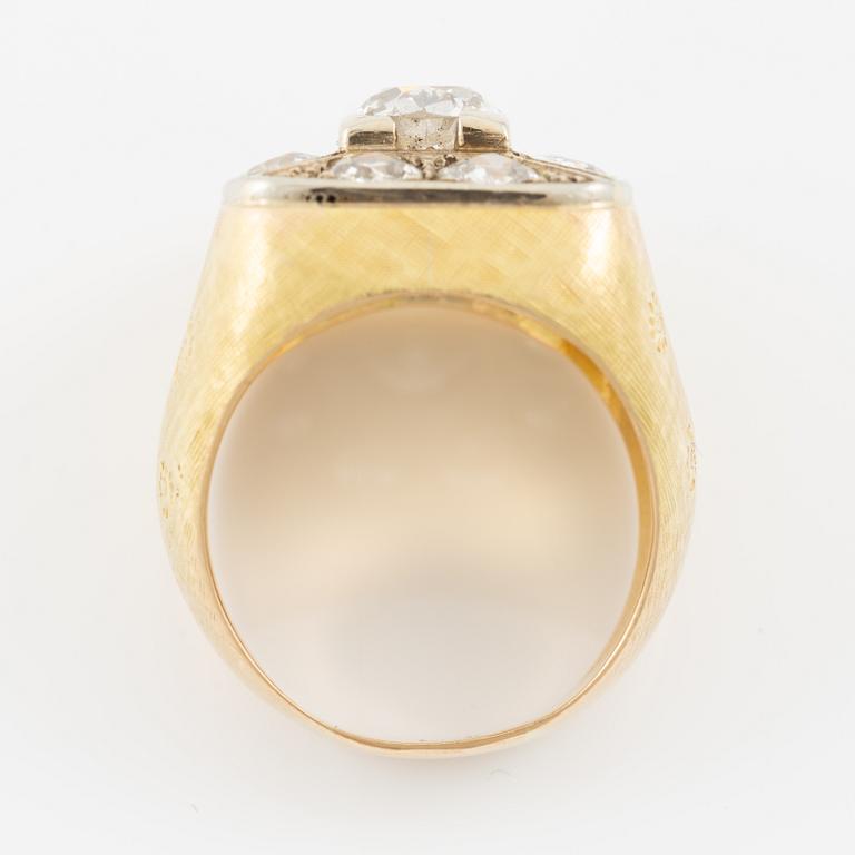Ring in 18K gold set with old-cut diamonds.