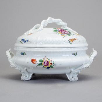 TERRIN MED LOCK, porslin, Nymphenburg, 1900-talets första hälft.