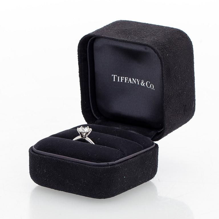 Tiffany & Co, a platinum ring with a brilliant-cut diamond 1.53 ct. With certificate.