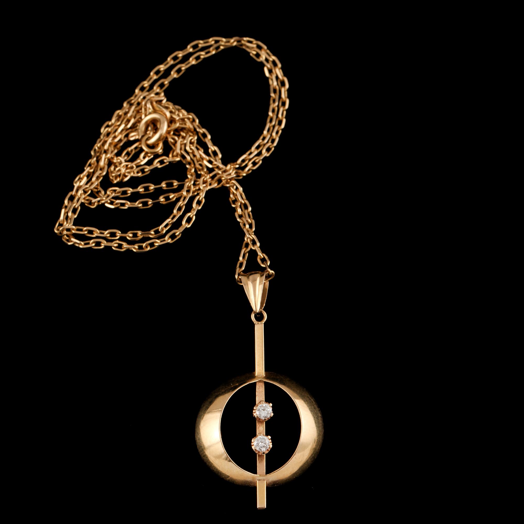 HÄNGE, 18k guld med 2 briljantslipade diamanter, tot ca 0.10 ct, Svedboms, Vetlanda, 1975. Vikt 7 g.