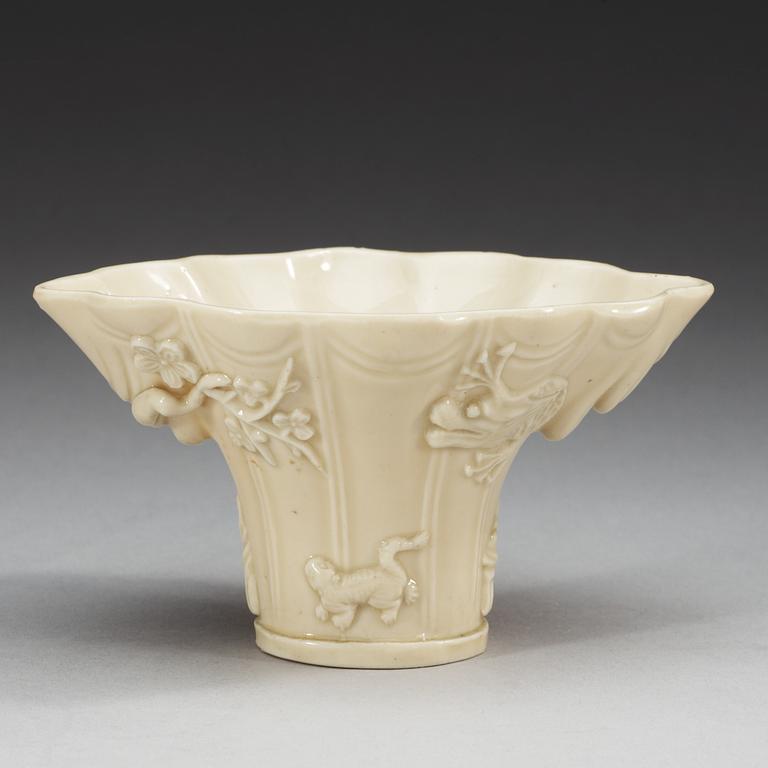 VINOFFERBÄGARE, blanc de chine. Qing dynastin, Kangxi (1662-1722).