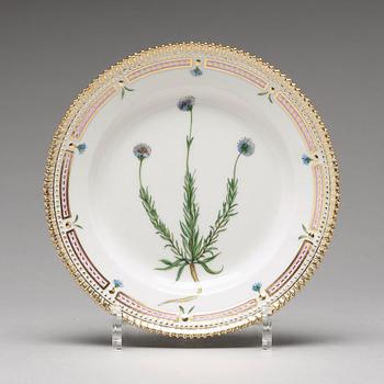ASSIETTER, 12 stycken, porslin. "Flora Danica", Royal Copenhagen, Danmark, 1900-tal.