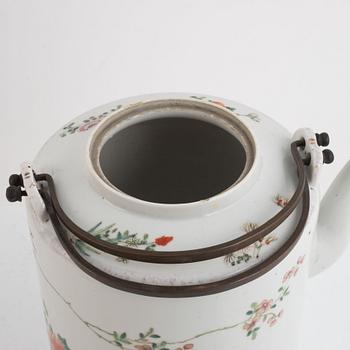 A large famille rose tea pot, Qing dynasty, 19th century.