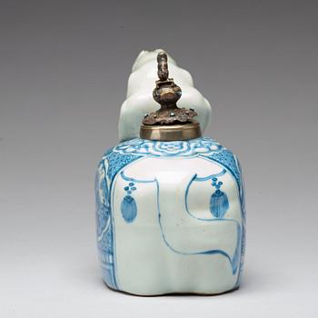 A blue and white elephant shaped kendi, Ming dynasty, Wanli (1572-1620).