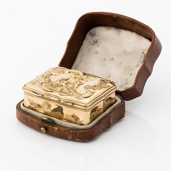 An antique German gold repoussé snuffbox with interior gouache miniature, retailed by Jahn & Bolin, St Petersburg c.1840.