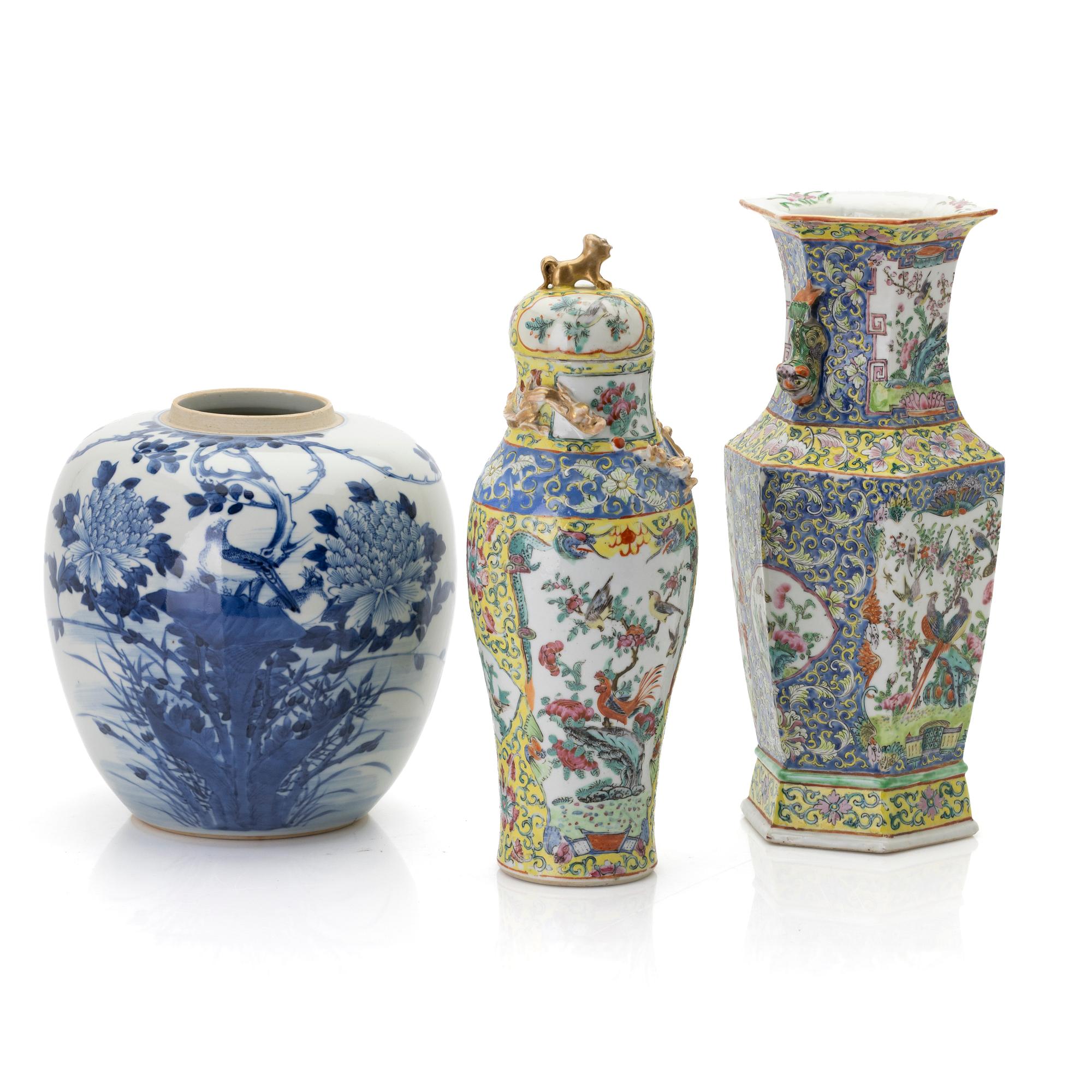 Lot of porcelain, 3 pieces, China, 20th century.