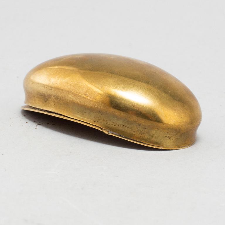 A BRASS SNUFF BOX, 18TH/19TH CENTURY.