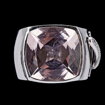 1085. RING, Chaumet, morganite and brilliant cut diamonds.