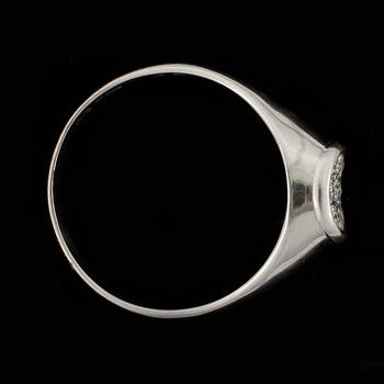 RING, 18k vitguld samt briljantslipade diamanter, tot 0,18 ct. Vikt ca 4 g.