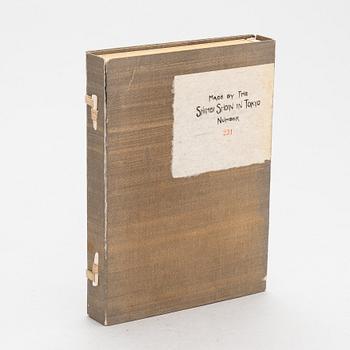 Bok, "Kwaidan", av Lafcadio Hearn, illustrerad och signerad av Yasumasa Fujita. Första upplagan, Japan, 1932.