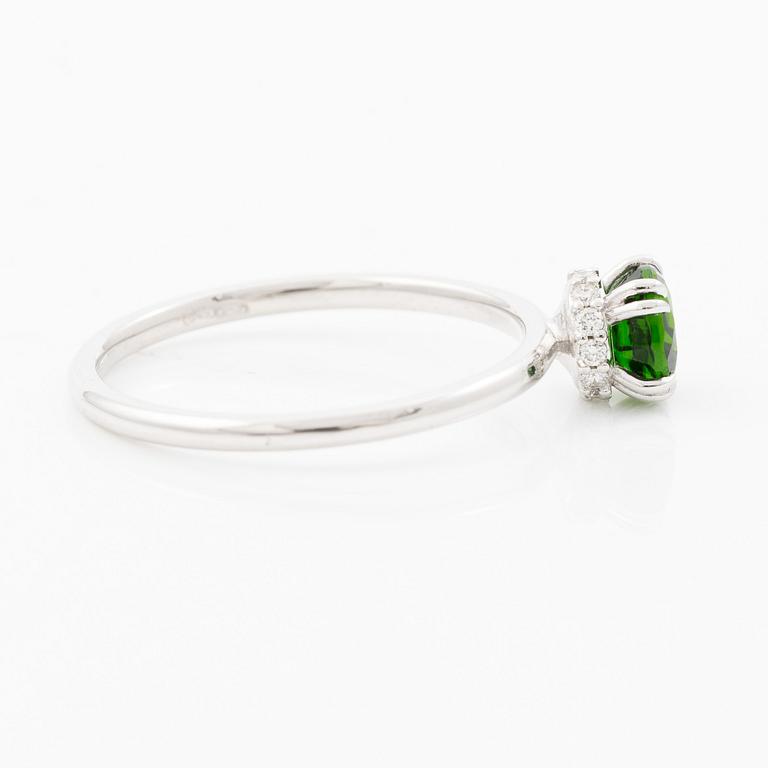 Ring 14K white gold with chrome diopside and brilliant-cut diamonds.