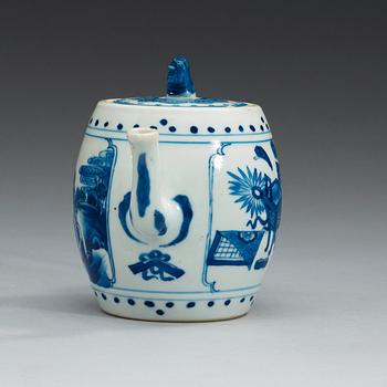 A blue and white tea pot with cover, Qing dynasty, Kangxi (1662-1722).