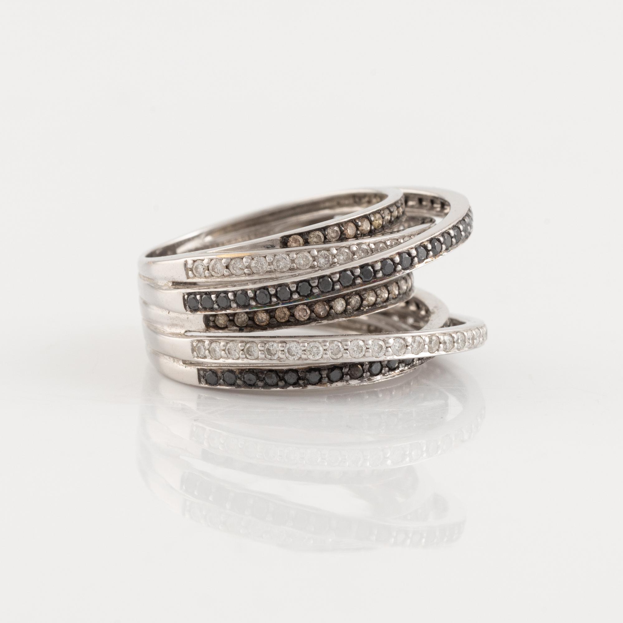 Ring, 18K white gold with differently colored brilliant-cut diamonds.