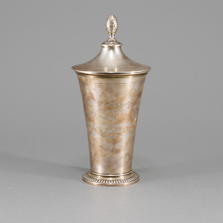 LOCKPOKAL, silver, CG Hallberg, Stockholm, 1943. Vikt 357 g inkl plakett.