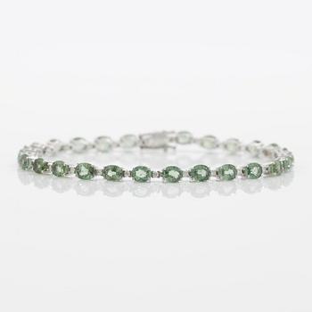 Armband 18K vitguld med gröna safirer och briljantslipade diamanter.