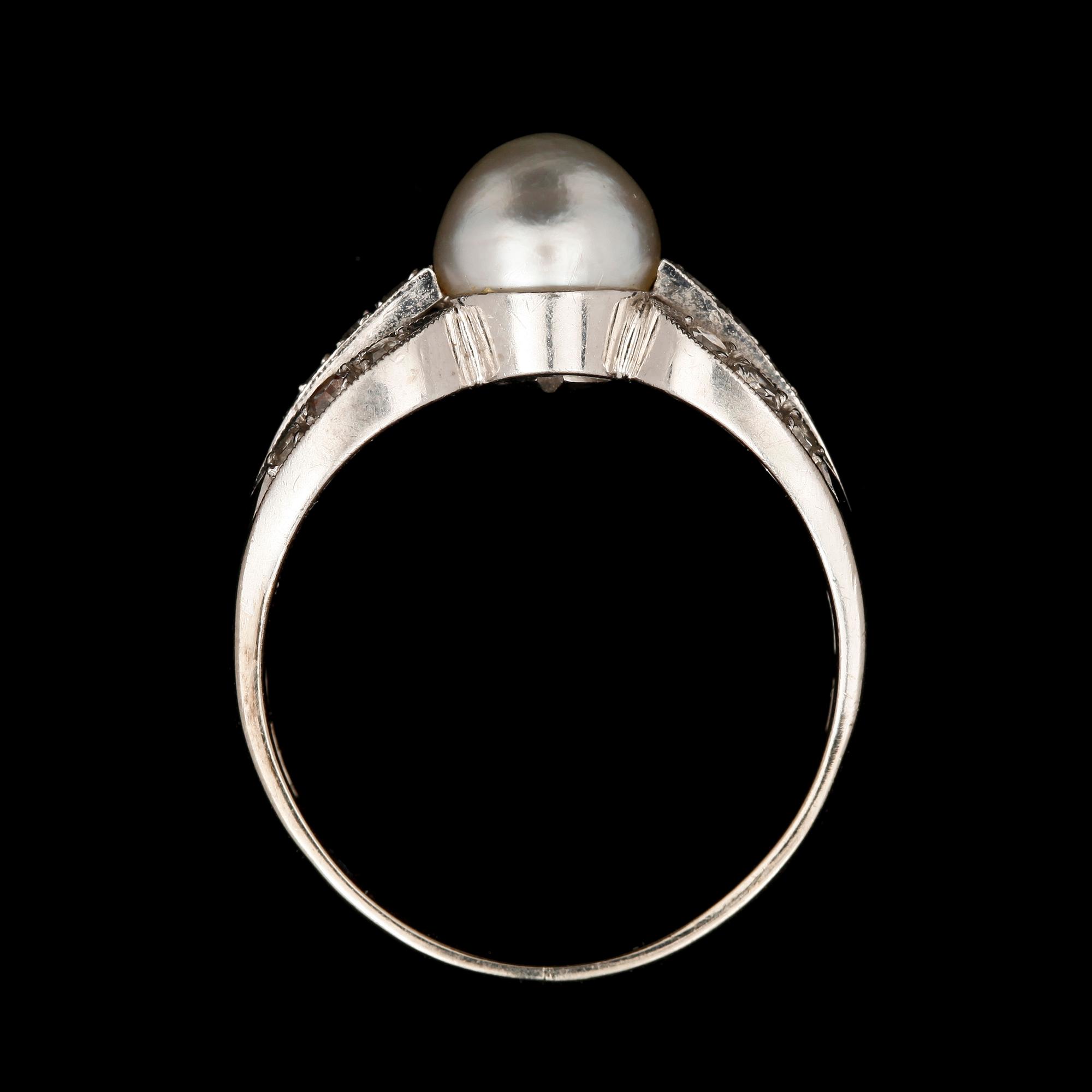 RING, 18k vitguld, med odlad pärla samt diamanter. Stockholm, 1959. Vikt 4,3 g.
