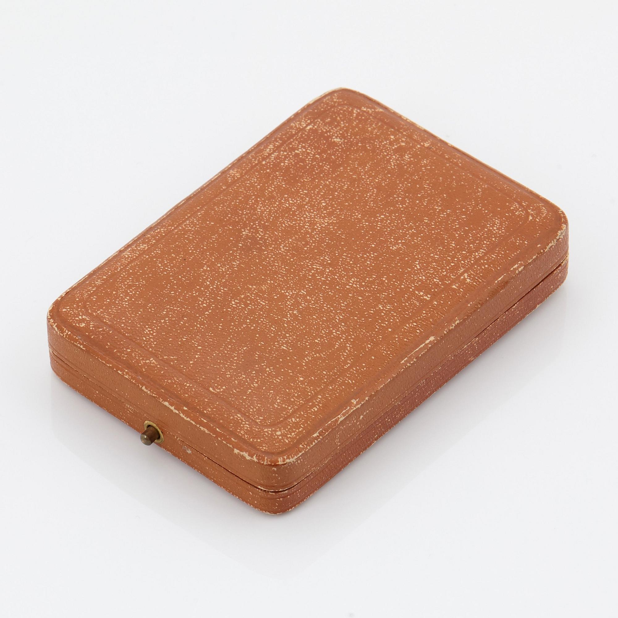 A 14K gold necklace set with a faceted amethyst and pearls.